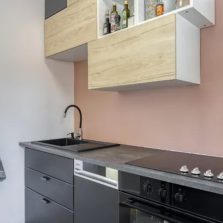 Modern & Spacious Old Town Apartmán *