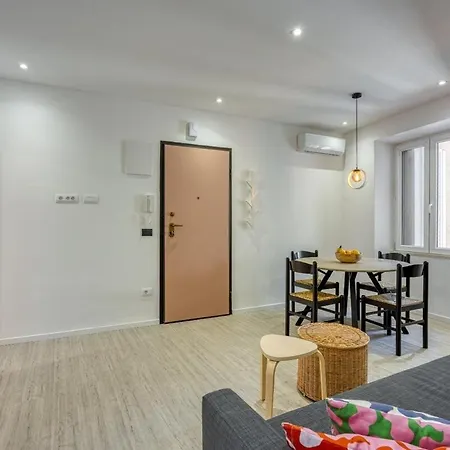 Modern & Spacious Old Town Apartment *
